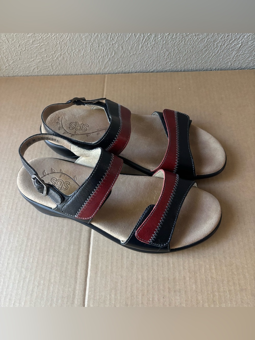 SAS women’s Straps Sandals 8.5 Black & Burgundy Adjustable Comfort
